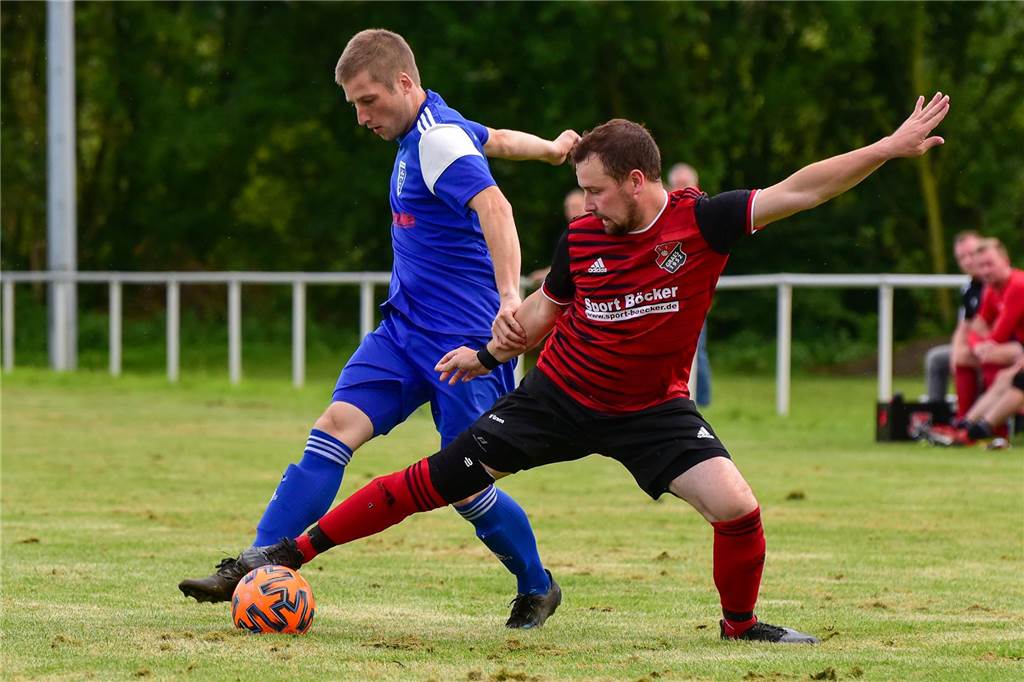 Halbfinale der Ahauser Stadtmeisterschaft steht: FC Oldenburg trumpft weiter auf Ottensteins Niklas Boll (l.) vor Mirko Bertelsbeck: Der A-Liga-Aufsteiger hatte gegen ersatzgeschwächte Graeser die Nase vorn, beide Teams schieden aber aus.