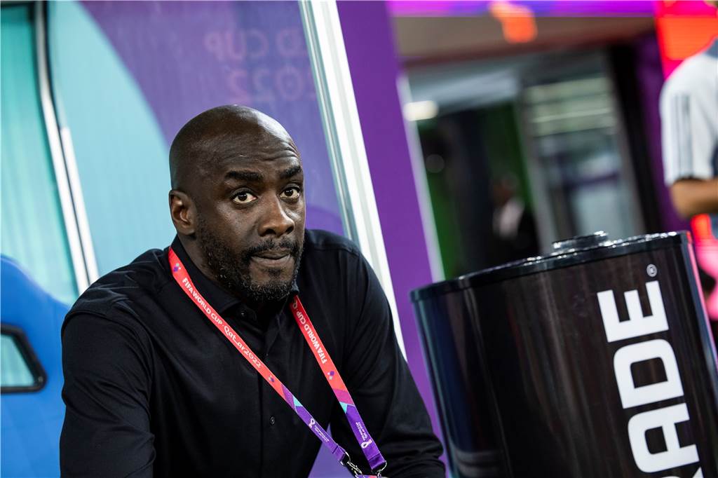 Ghana feiert BVB-Aushilfscoach Otto Addo: „Er ist der Motor des Teams“ Otto Addo sitzt auf der Trainerbank.