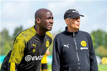 Otto Addo (l.) und Dortmunds Trainer Lucien Favre.