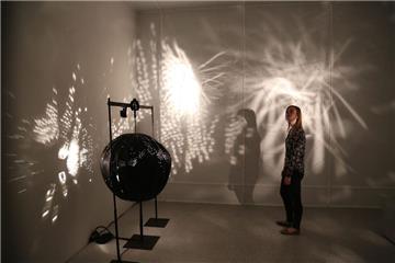 Otto Piene fasziniert mit seiner Lichtkunst die Besucher des LWL-Museums in Münster auch in Lichträumen.