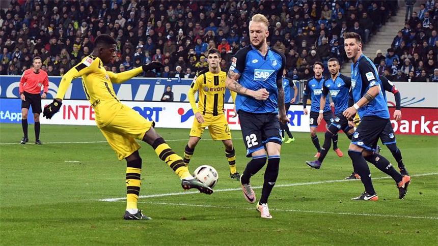 Dembele wirbelt - Götze frei wie in der C-Jugend Ousmane Dembele (l.) machte ein bärenstarkes Spiel, wurde aber auch immer wieder hart attackiert. Nach 68 Minuten musste er angeschlagen ausgewechselt werden.