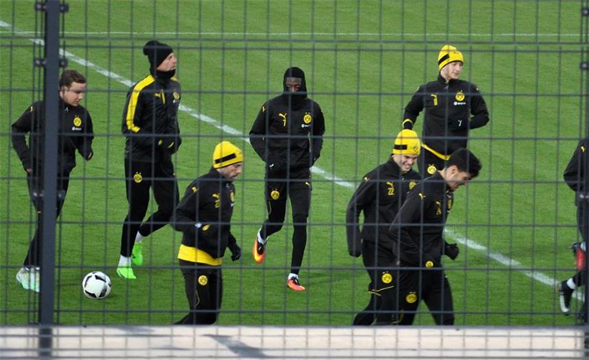 Dembele wieder dabei - Sokratis droht auszufallen Ousmane Dembele (M.) ist am Donnerstag wieder ins BVB-Mannschaftstraining eingestiegen.