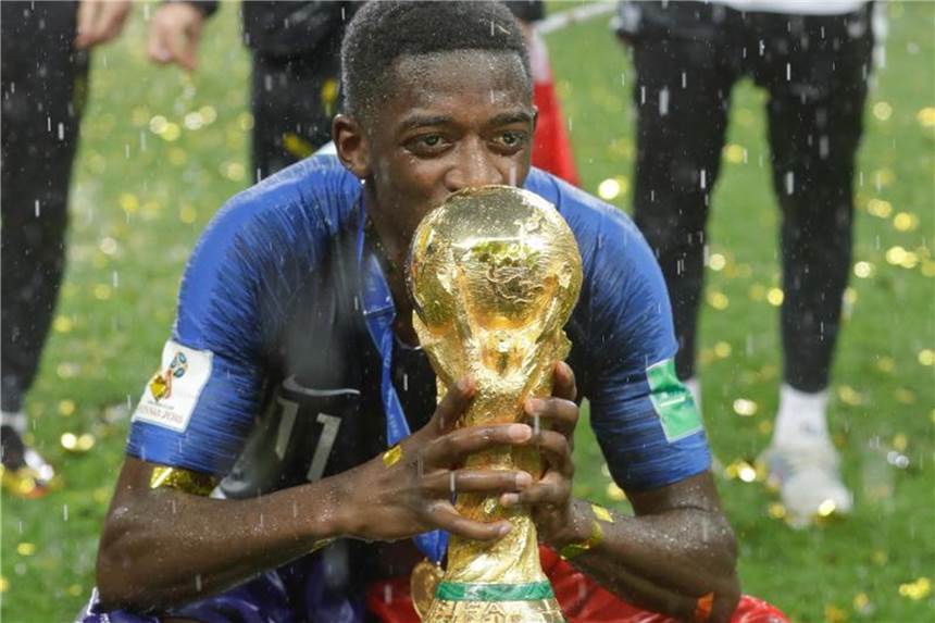 Weltmeister-Ansprüche: Frankreichs neue Erwartungshaltung Ousmane Dembélé mit dem WM-Pokal. Foto: Matthias Schrader/AP