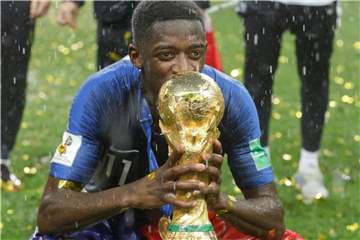 Ousmane Dembélé mit dem WM-Pokal. Foto: Matthias Schrader/AP