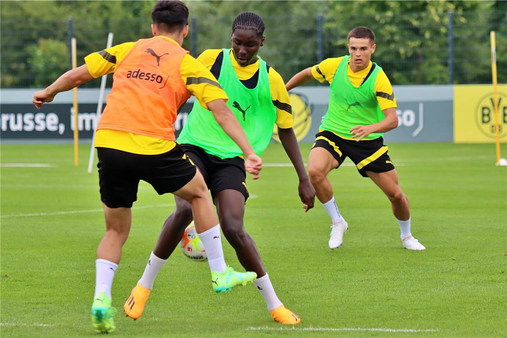 BVB macht Transfer von Top-Talent Diallo perfekt: Ricken schwärmt vom „Unterschiedspieler“ Ousmane Diallo im Zweikampf.