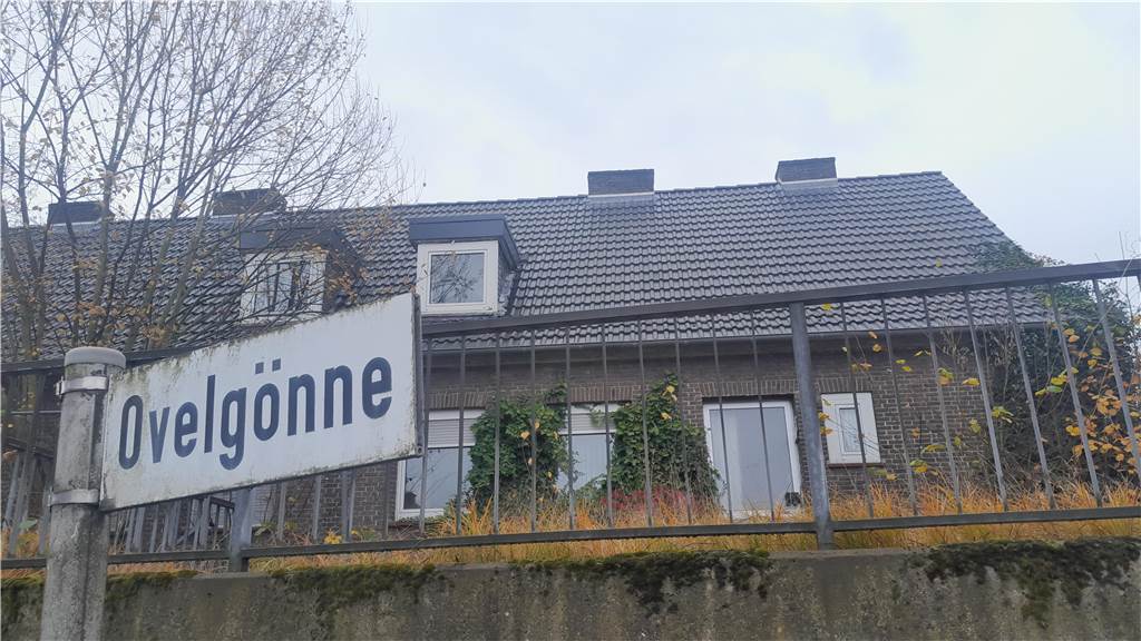 Günstig Wohnen für Familien: Reihenhäuser an der Ovelgönne geplant Das Straßenschild der Ovelgönne in Werne ist vor einem Haus zu sehen.