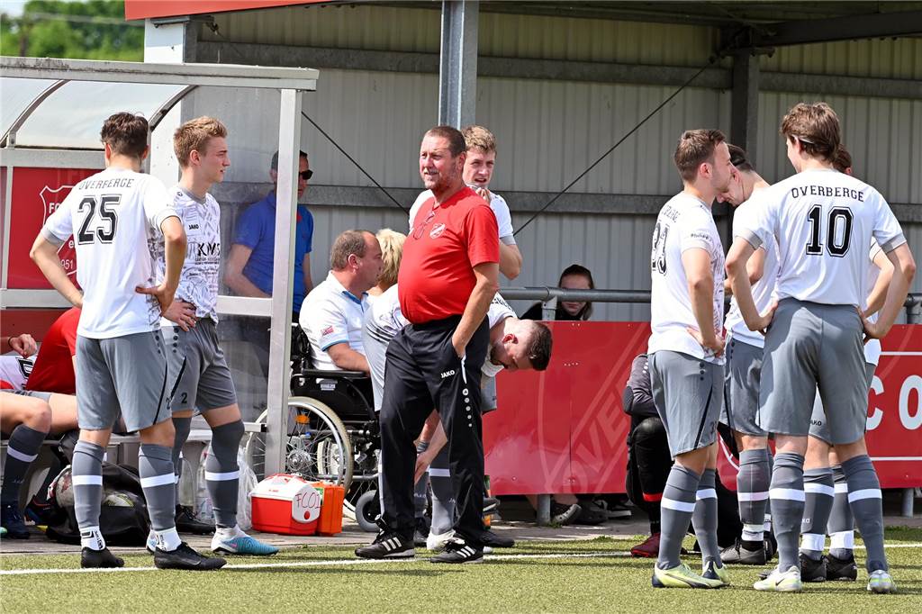 SuS Oberaden gewinnt das Stadtderby: FC Overberge wacht zu spät auf Overberge um Trainer Burghard Bachmann (M.) musste am Ende die Punkte dem Gegner überlassen.