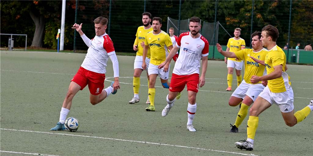 Torwartwechsel kurz vor Anpfiff: BSV Heeren dreht Rückstand und feiert Sieg gegen FC Overberge Overberges Felix Evers (l.) gelangen zwei Treffer gegen den BSV Heeren. Am Ende gingen die Heerener jedoch als Sieger vom Platz.