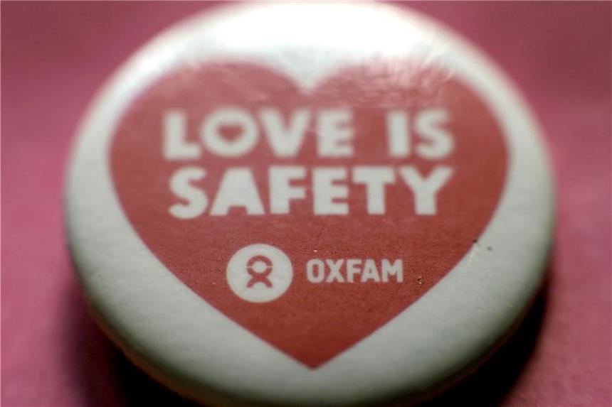 Oxfam-Präsident wegen Korruptionsvorwürfen verhaftet Oxfam-Button: Wegen eines Sex-Skandals gerät die Hilfsorganisation Oxfam immer stärker unter Druck. Foto: Yui Mok/PA Wire