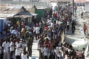 Oxfam-Mitarbeiter, die in nach dem verheerenden Erdbeben von 2010 in Haiti Nothilfe leisten sollten, veranstalteten Sex-Orgien mit Prostituierten. Foto: Orlando Barria/epa/Archiv