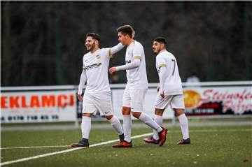 Ozan Bektas (M.) hat in der vergangenen Saison 53 Tore für Türkspor erzielt.