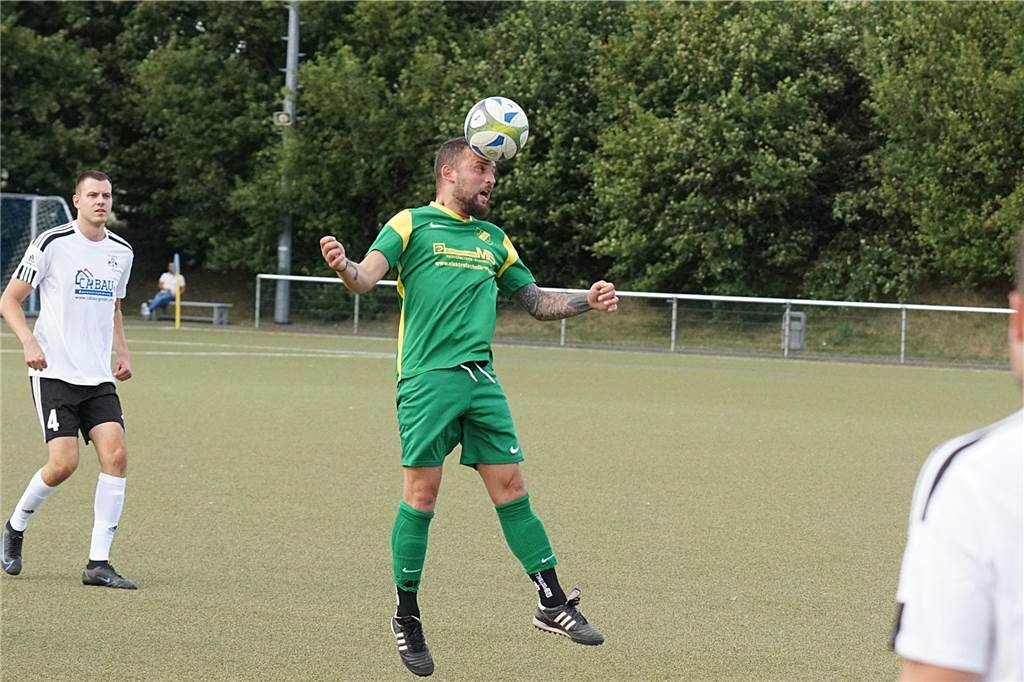 Ozan Kiris (SuS in Grün) kommt hier vor Pascal Schneck (SVA) an den Kopfball