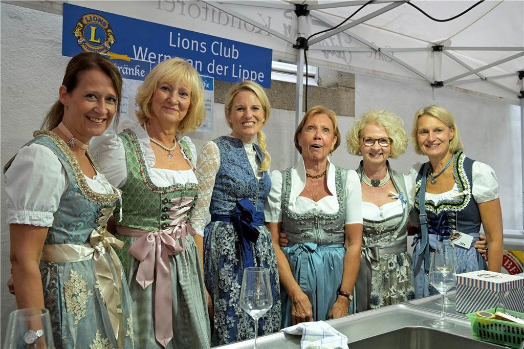 Frauen im Dirndl beim Werner Oktoberfest