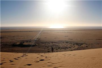 Ozean in Sicht: Die Dünen rund um Swakopmund bieten schöne Ausblicke. Foto: Christian Selz