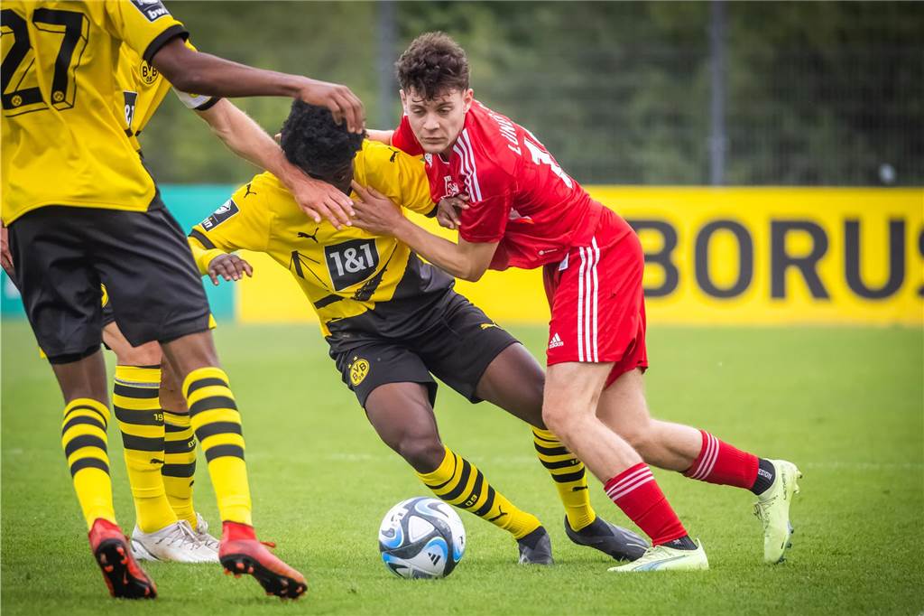 Schmeing blickt auf Lüner-SV-Vorbereitung zurück Pablo Carriazo ringt mit seinem Gegenspieler um den Ball.
