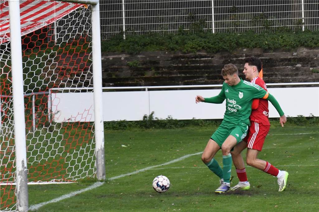 Früher Doppelschlag bringt Lüner SV auf Siegerstraße: BSV Schürens Coach „maßlos enttäuscht“ Lukas Homann bügelt den Fehler seines Torhüters in dieser Szene aus und kratzt den Ball kurz vor der Linie weg.