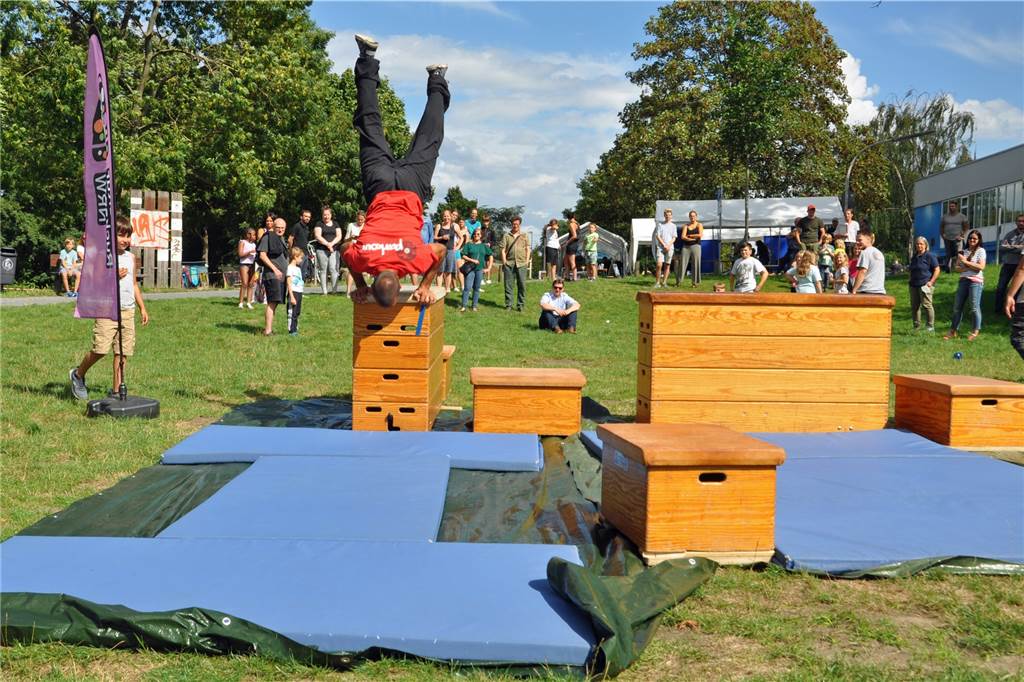 Pablo Giese und Jugendliche zeigen, was Parkour ausmacht.