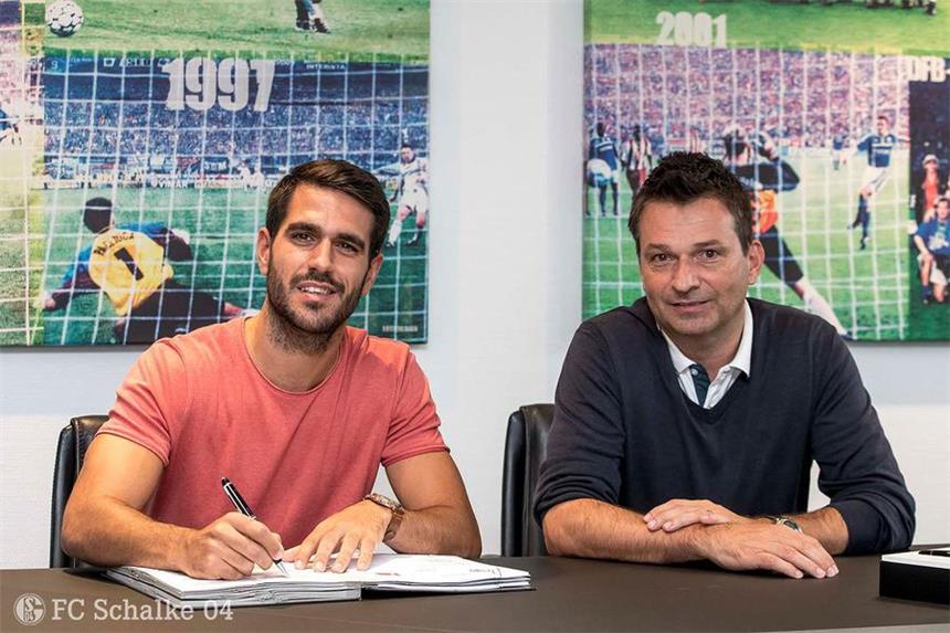Schalke verpflichtet Innenverteidiger Pablo Insua Pablo Insua kommt aus Spanien nach Gelsenkirchen. Er spielte insgesamt neun Mal für die spanische U19- und U20-Auswahl.