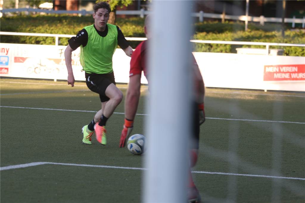 Youngster beim SuS Olfen dreht auf: „Anspruch ist ganz klar ein Stammplatz“ Pablo Tenkhoff Otero leitete im Training viele Angriffe seiner Mannschaft ein.