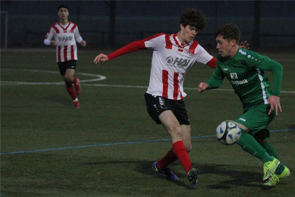 SuS Olfen schlägt U19-Westfalenligisten und „hätte fünf Tore schießen müssen“ Pablo Tenkhoff Otero (r.) schoss das erste Tor des Tages.