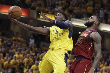 Pacers-Profi Victor Oladipo (l) zieht gegen Cleveland-Superstar LeBron James zum Korb. Foto: Darron Cummings/AP