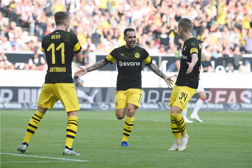 Paco Alcacer (M.) erzielte in Stuttgart seinen siebten Saisontreffer.