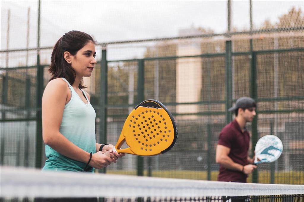 Mehr Bewegung: 7 ungewöhnliche Sportarten zum Ausprobieren zwei menschen spielen padel tennis