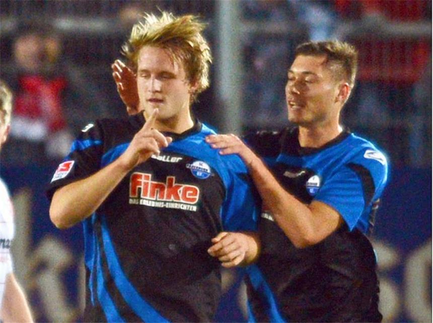 SC Paderborn im Vormarsch - Sieg in Regensburg Paderborns Philipp Hofmann (l) sorgt für die Führung. Foto: Armin Weigel