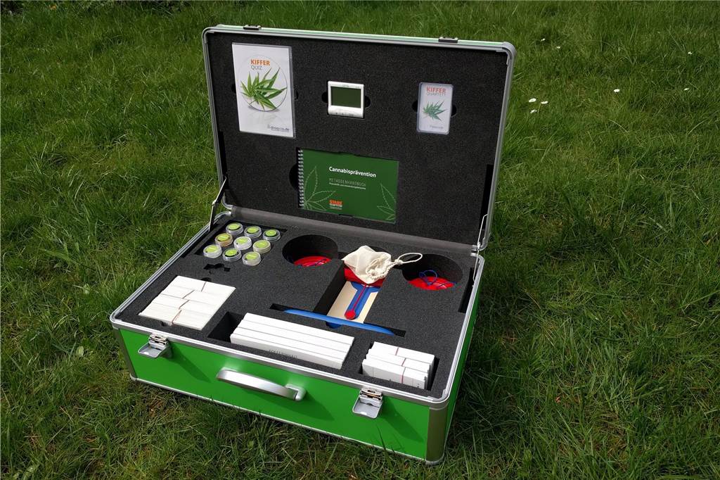 Kein Unterricht für bekiffte Schüler: Wie Berufskollegs im Kreis Unna mit Cannabis umgehen Ein Methodenkoffer zur Durchführung von Workshops zur Cannabisprävention in Schulen, Schulsozialarbeit und Jugendeinrichtungen steht auf einer Wiese.