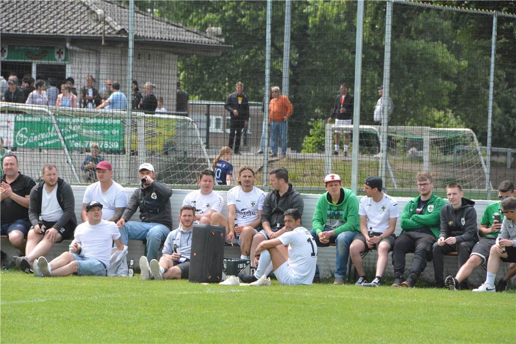 BVH Dorsten, TuS Gahlen und Erle zitterten alle: Aber absteigen muss jetzt keiner BHV Dorsten III und Fans verfolgen das Spiel der zweiten Mannschaft