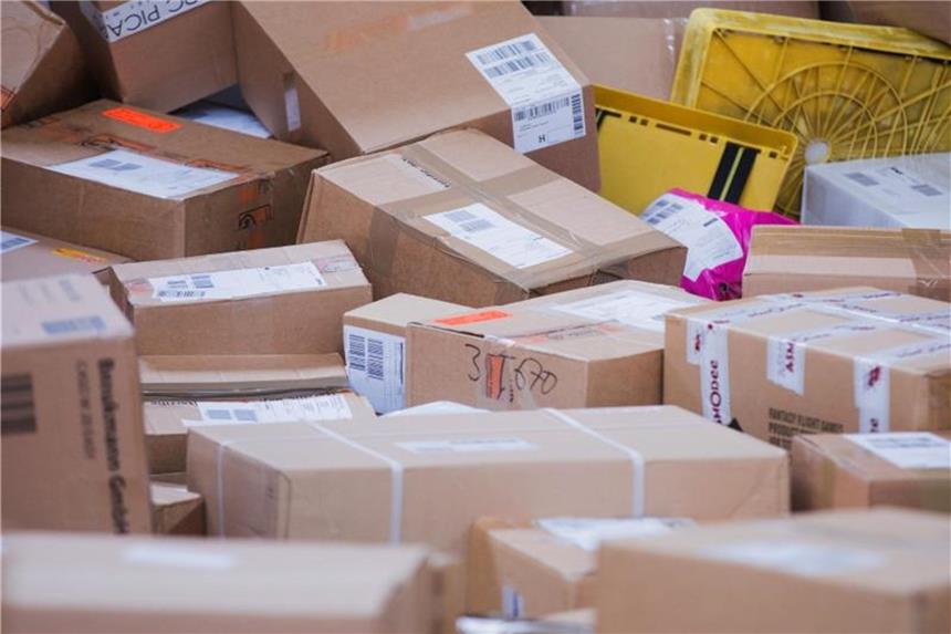 Weihnachten: Spediteure warnen vor Paket-Lieferengpass Pakete im Verteilerzentrum: Die Logistikbranche stößt im Weihnachtsgeschäft an ihre Grenzen, sagt ein Experte. Foto: Rolf Vennenbernd