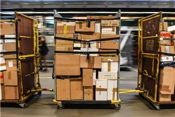 Pakete und Päckchen im DHL-Paketzentrums Rüdersdorf in Brandenburg. Foto: Patrick Pleul