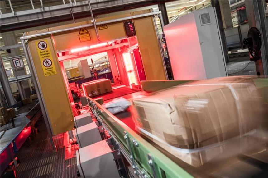Onlinehandel heizt Paketmarkt in Deutschland weiter an Paketzentrum der Deutschen Post: Mehr als drei Milliarden Sendungen wurden im vergangenen Jahr innerhalb des Landes verschickt. Foto: Frank Rumpenhorst/dpa