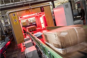 Paketzentrum der Deutschen Post: Mehr als drei Milliarden Sendungen wurden im vergangenen Jahr innerhalb des Landes verschickt. Foto: Frank Rumpenhorst/dpa