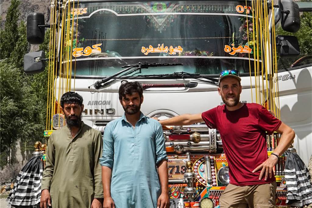 Pakistan - Diese zwei LKW-Fahrer zeigen uns voller Stolz ihren geschmückten und für das Land so typisch bunten LKW