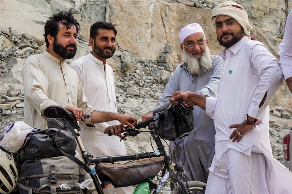 Pakistan - Pakistanische Männer betrachten neugierig die Fahrräder