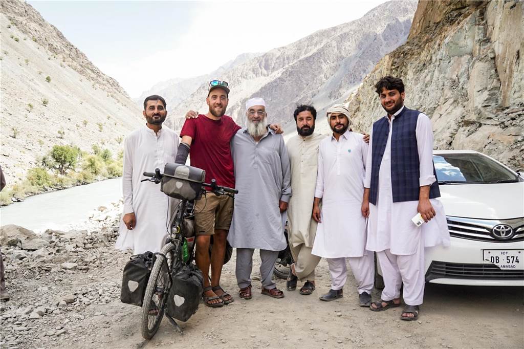 Pakistan - Wegen eines Erdrutsches müssen wir warten und vertreiben uns die Zeit mit Gesprächen mit den Einheimischen, die uns noch Weintrauben für unterwegs mitgeben.