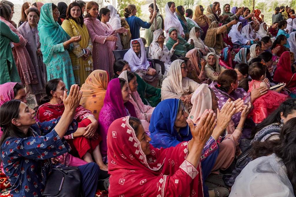 Pakistan - Wir werden spontan zu einer Hochzeit eingeladen, wo es bunt und traditionell zugeht.