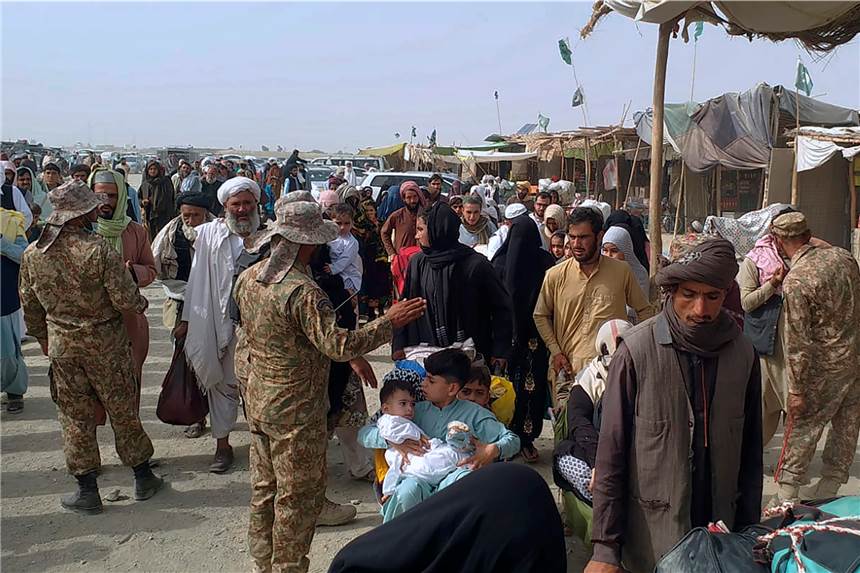 Tausende Menschen müssen aus Afghanistan gerettet werden – Merkel: „Erleben bittere Stunden“ Pakistanische Soldaten überprüfen die Papiere von Menschen, die die Grenze zu Afghanistan an einem Grenzübergang überqueren. Ein Sonderflug der nationalen pakistanischen Fluggesellschaft PIA ist mit 329 Passagieren aus Kabul in Islamabad eingetroffen.