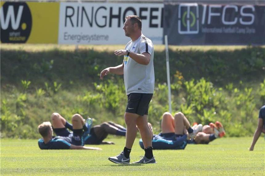 Dardai: Mehrere Hertha-Profis Stellvertreter des Kapitäns Pal Dardai setzt auf Vedad Ibisevic als Kapitän, bleibt beim Stellvertreter aber vage. Foto: Tim Rehbein