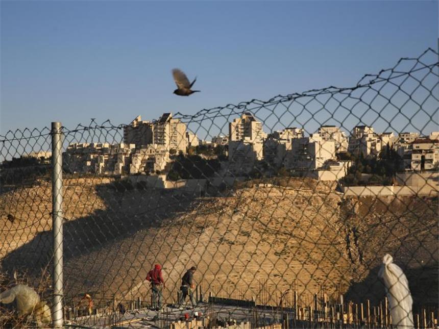 Trump bittet Netanjahu um Zurückhaltung bei Siedlungspolitik Palästinenser arbeiten an einer Erweiterung der israelischen Siedlung Maale Adumim bei Jerusalem. Foto: Oded Balilty