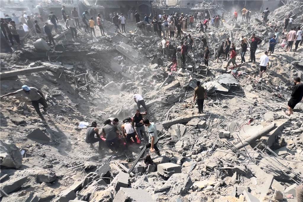 Palästinenser inspizieren die Schäden an Gebäuden, die von israelischen Luftangriffen getroffen wurden, im Flüchtlingslager Dschabalia im nördlichen Gazastreifen.