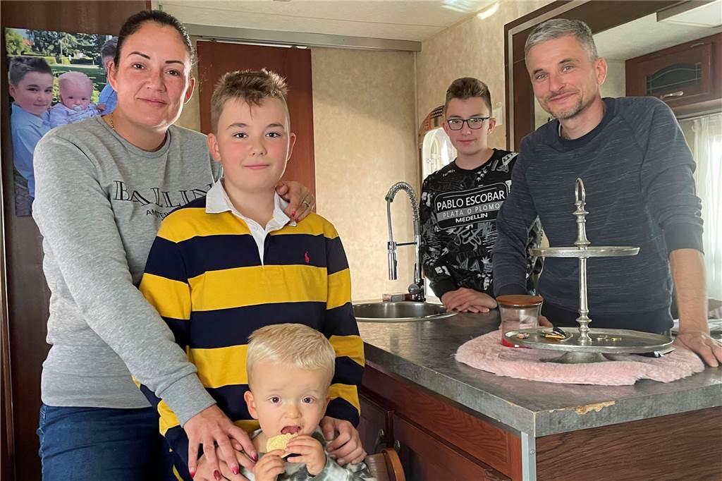 Eine Schausteller-Familie in ihrem Wohnwagen. 