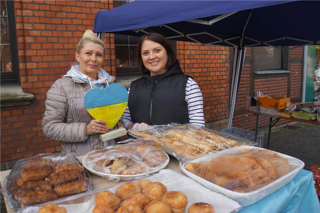Pampuck (Gebäck), Schibureki (dünner Teig gefüllt mit Kraut oder Hackfleisch) und verschiedenste Pfannkuchen - alles nach ukrainischen Rezepten boten Frauen aus der Ukraine an