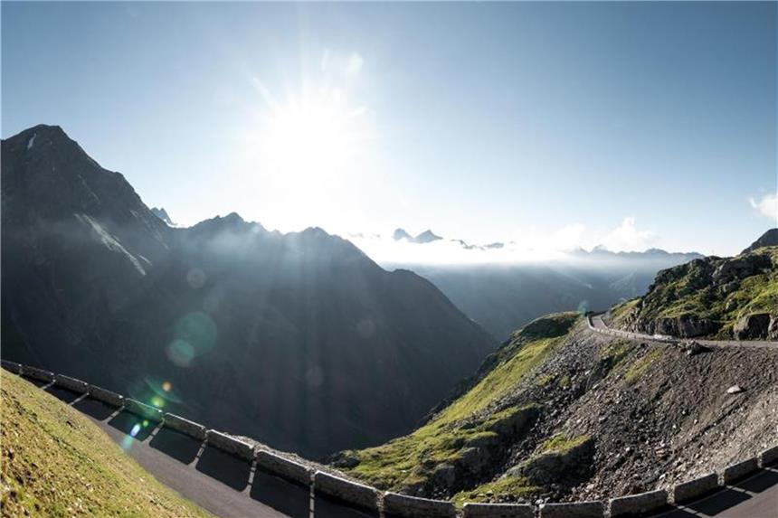 Acht atemberaubende Alpenpässe für Adrenalin-Junkies Panorama-Ausblick von der Passstraße zum Timmelsjoch: Wer hier hinauf radelt, muss gute Kondition mitbringen. Foto: Alexander Maria Lohmann/Timmelsjoch - Hochalpenstrasse AG