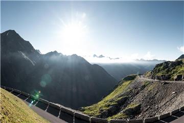Panorama-Ausblick von der Passstraße zum Timmelsjoch: Wer hier hinauf radelt, muss gute Kondition mitbringen. Foto: Alexander Maria Lohmann/Timmelsjoch - Hochalpenstrasse AG