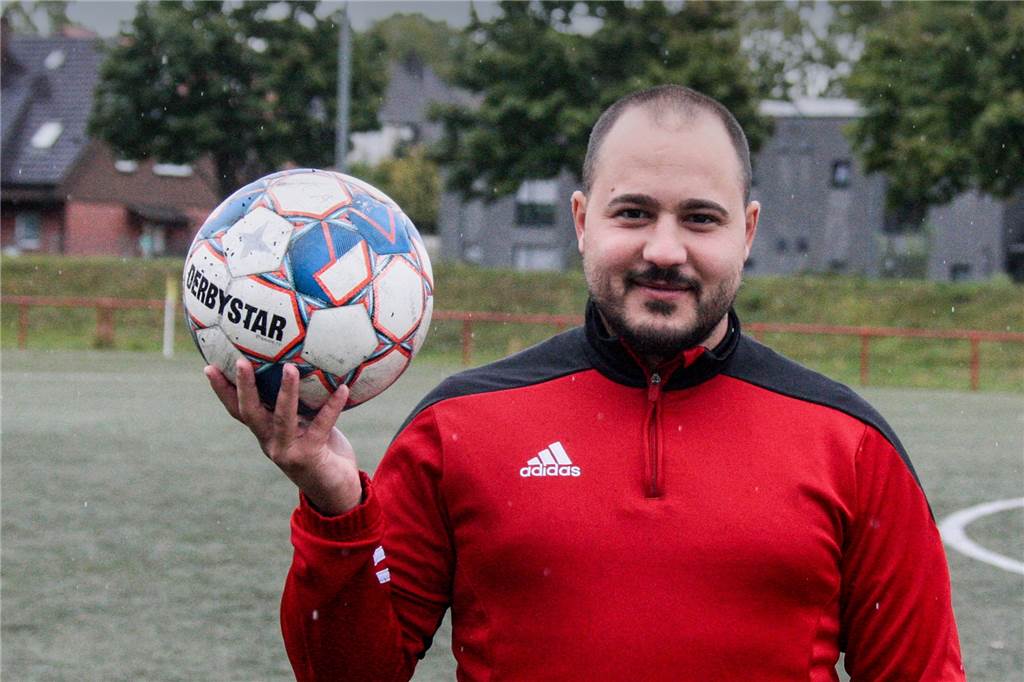Arminia Ickern: Neuzugang im Staff hat Vergangenheit im Trikot des DFB und von Schalke 04 Pantelis Sachpazidis war in seiner Jugend Fußballer des FC Schalke 04. Eine Verletzung versperrte ihm den Weg zu einer Profi-Karriere. Nun ist es er Physiotherapeut und Co-Trainer beim SC Arminia Ickern.