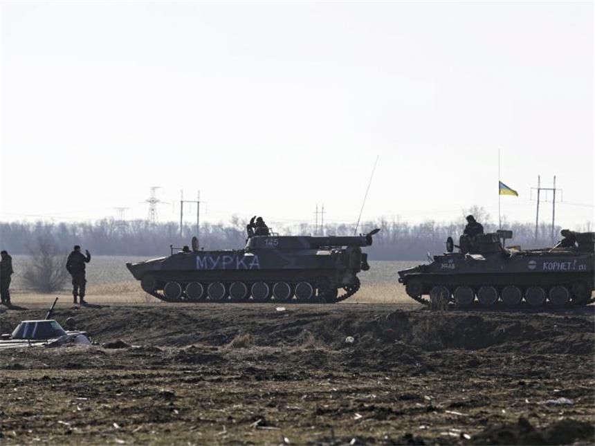 Separatisten kündigen Abzug schwerer Militärtechnik an Panzer der regulären ukrainischen Armee auf ihrem Weg in den Westen des zerrissenen Landes. Foto: Anastasia Vlasova
