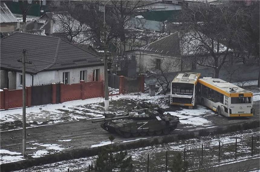 Überblick der Kämpfe: Wo Russlands Truppen auf dem Vormarsch sind Panzer der russischen Armee bewegen sich durch eine Straße am Stadtrand von Mariupol.