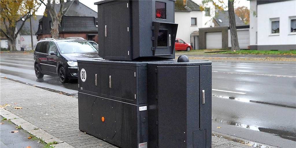 Panzerblitzer Gunther: Warum er so heißt und was er Castrop-Rauxel bringt Panzerblitzer Gunther im Oktober 2020 an der Henrichenburger Straße (B235): Der Blitzer wurde schon Opfer eines Brandanschlags und von Schmierereien, ist aber ein Erfolgsmodell. 2021 hieß es, er bekomme noch einen Bruder.